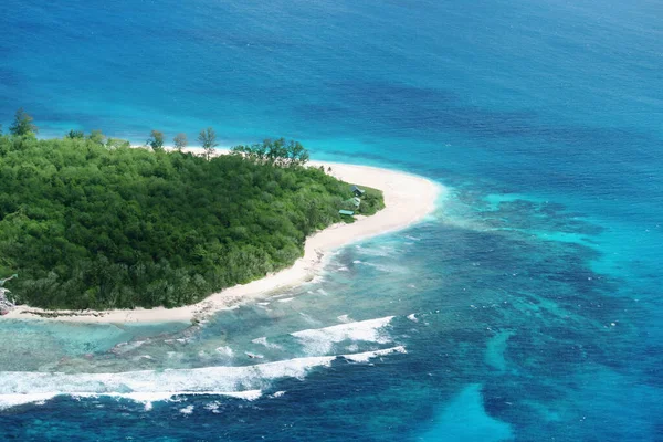 热带岛屿上海滩的空中景观 — 图库照片