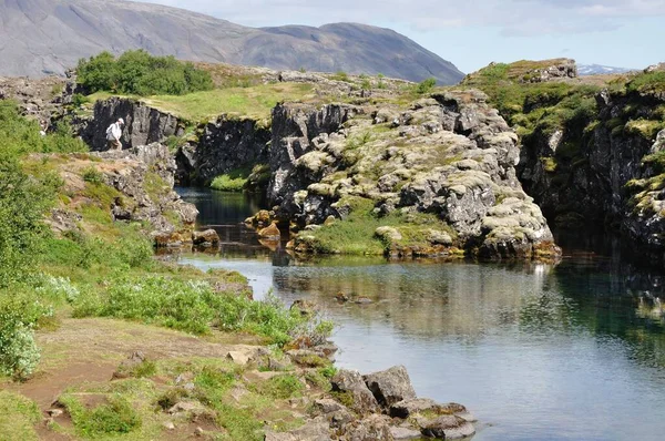 Nehirler Arka Planda Dağlar Ulusal Parkta Pingvellir — Stok fotoğraf