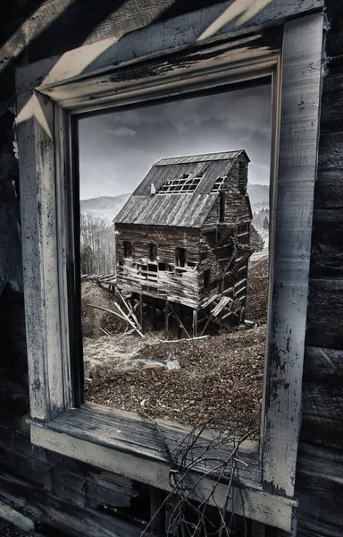 コロラド州ビクター近くの冬に金鉱山を放棄した 鉱夫の窓の外を見る 039 — ストック写真