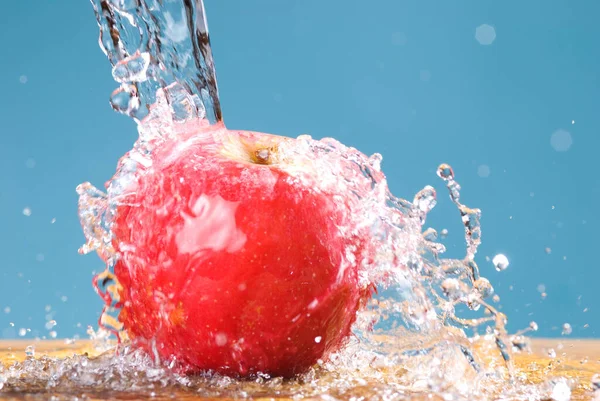 Gefrorener Spritztropfen Auf Apfel Kühles Wasser Auf Blauem Hintergrund — Stockfoto