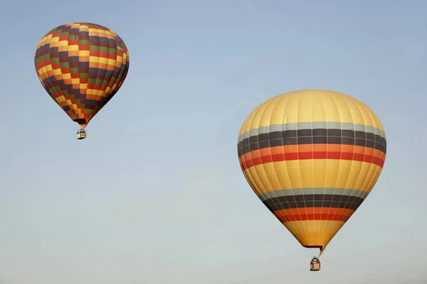 Två Färgglada Varmluftsballonger Höga Ljusblå Himmel Horisontell Kopiera Utrymme — Stockfoto