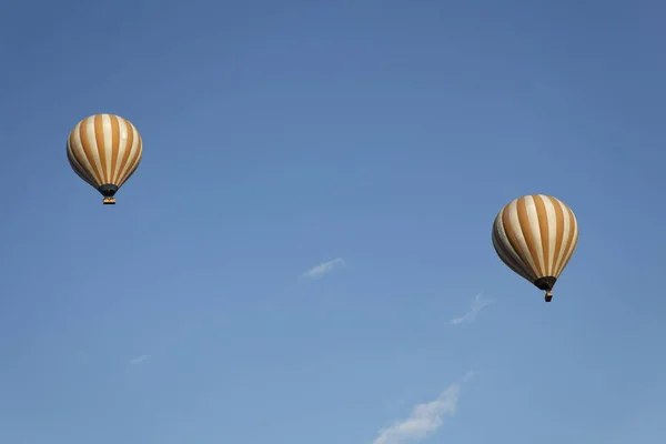 Δύο Κρεμ Και Λευκές Κάθετες Ρίγες Αερόστατα Θερμού Αέρα Επιπλέοντα — Φωτογραφία Αρχείου