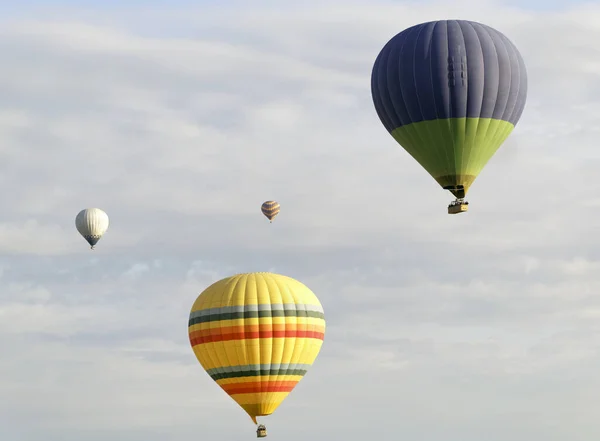 Bulutlu Bir Gökyüzü Zemin Ilerler Arasında Dört Sıcak Hava Balonu — Stok fotoğraf