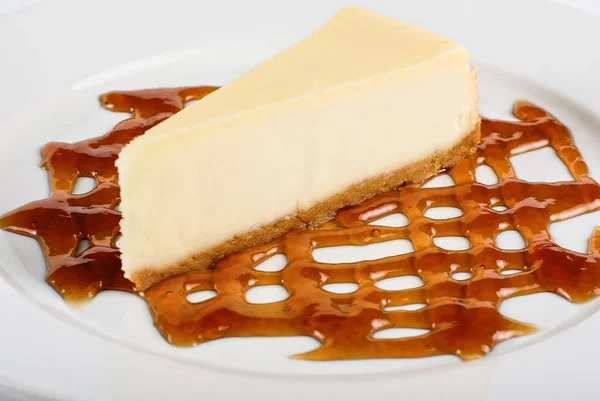 Сырный Торт Медовым Соусом Крупным Планом Белой Тарелке — стоковое фото