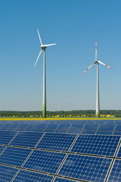 Turbinas Eólicas Painéis Solares Contra Campo Colza — Fotografia de Stock