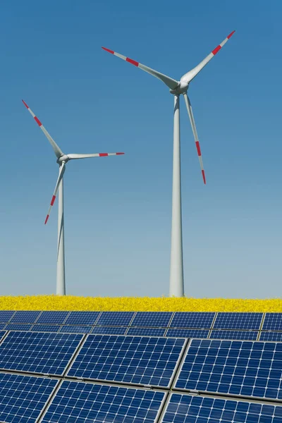 Větrné Elektrárny Solární Panely Řepkovém Poli — Stock fotografie