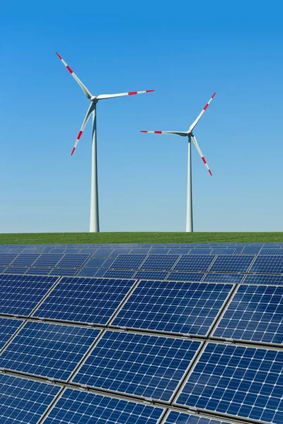 Zonnepanelen Windturbines Een Veld — Stockfoto