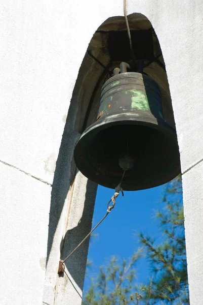 青空の白い建築の下の古い鐘 — ストック写真