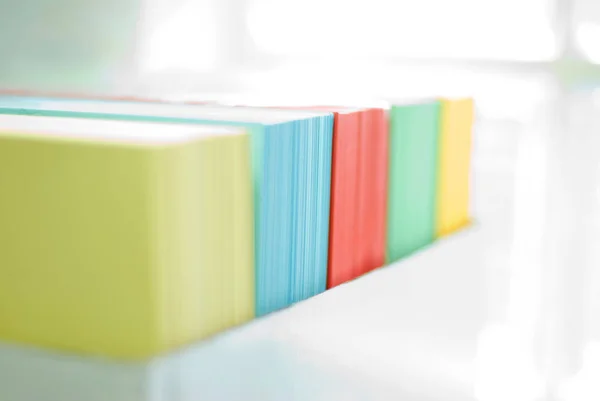 Coloridos Papeles Oficina Caja Cerca Ventana Blanca — Foto de Stock