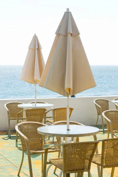 Sehpa Deniz Kıyısına Şemsiye Kahve Barı — Stok fotoğraf