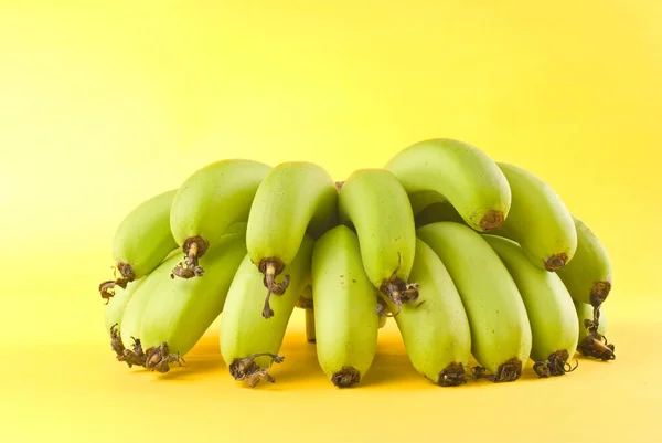 Banda Banánů Ovoce Žlutém Podkladu — Stock fotografie