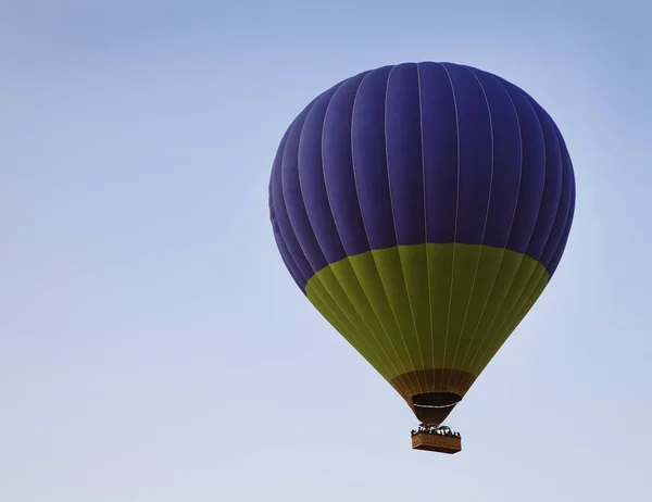 Βαθύ Γαλάζιο Και Πράσινο Μπαλόνι Θερμού Αέρα Ένα Γαλάζιο Ουρανό — Φωτογραφία Αρχείου