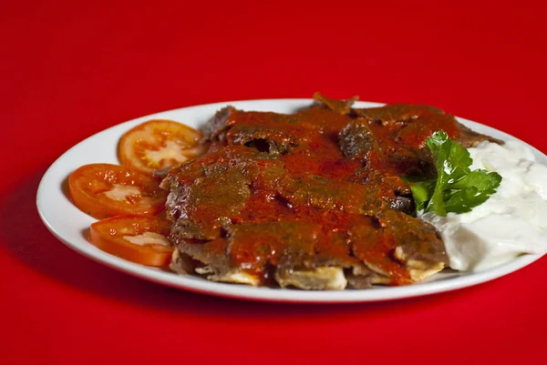 Traditionelle Türkische Iskender Kebab Serviert Auf Weißem Teller Mit Gemüsemischung — Stockfoto