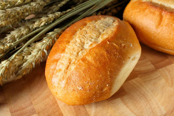 面包和小麦放在桌上 — 图库照片