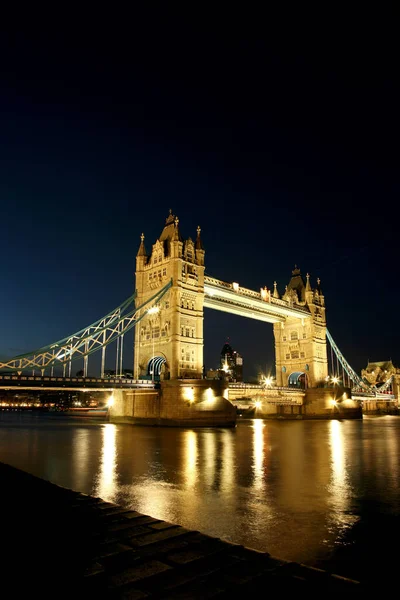与塔桥泰晤士河河夜景 — 图库照片
