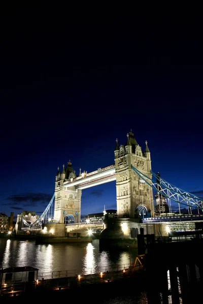 Vista Noturna Rio Tamisa Com Ponte Torre — Fotografia de Stock