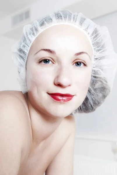Spa Salonundaki Kozmetik Ameliyatlarından Sonra Dinlenen Kadın — Stok fotoğraf