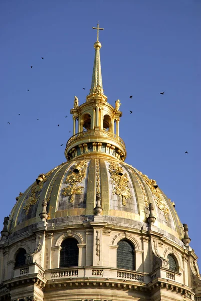 Купол Церкви Инвалидов Париже Птицами Голубом Небе — стоковое фото