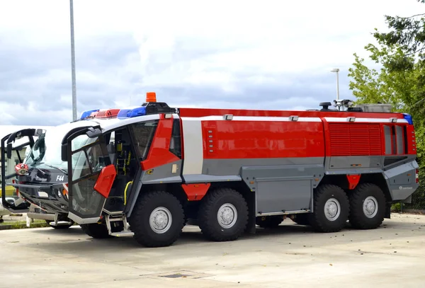 Camion Avec Une Grande Pompe Incendie Sur Route — Photo