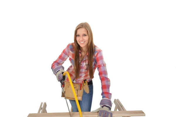 Jonge Aantrekkelijke Ambachtsman Met Ijzerzaag Zagen Van Een Plank — Stockfoto