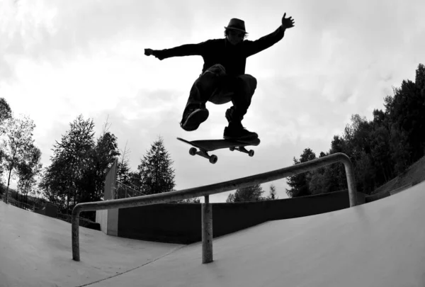 Perfektní Silueta Skateboardista Dělá Trik Skate Parku — Stock fotografie