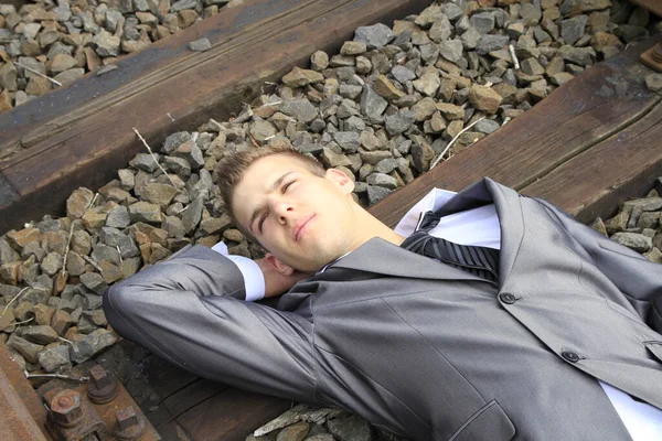Бізнесмен Відпочиває Залізничних Коліях — стокове фото