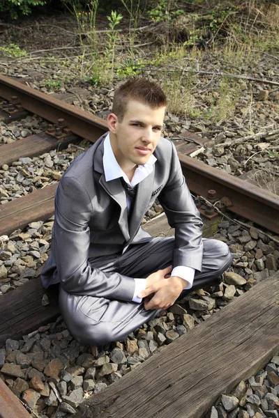 Empresário Sentado Pernas Cruzadas Trilhos Trem — Fotografia de Stock