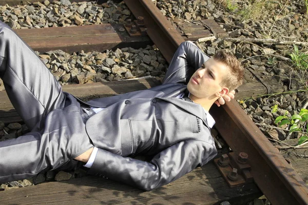Hombre Negocios Relajado Las Vías Del Tren — Foto de Stock