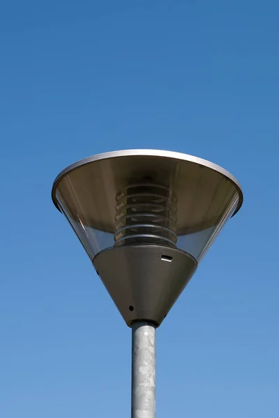 Straat Lantaarn Met Economische Lamp Blauwe Lucht — Stockfoto