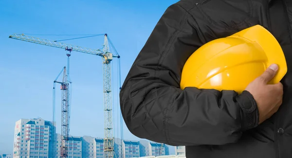 Großaufnahme Eines Bauarbeiters Mit Gelbem Helm Beim Baupanorama — Stockfoto
