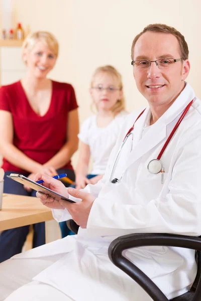 Kinderarts Met Familie Zijn Operatie — Stockfoto