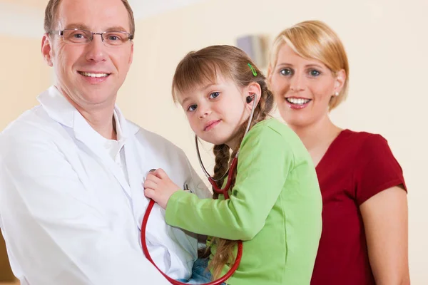 Pediatra Com Família Sua Cirurgia — Fotografia de Stock