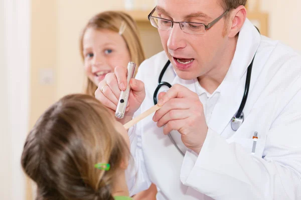 Des Médecins Examinant Gorge Son Petit Patient — Photo