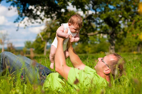 Vader Speelt Met Baby Weide — Stockfoto