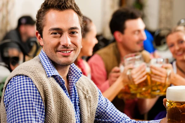 Uomo Che Beve Birra Bavaria — Foto Stock