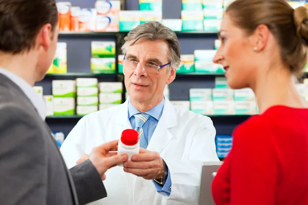 Pharmacist His Pharmacy Customers — Stock Photo, Image