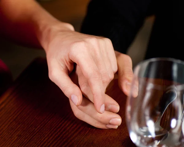 Par Som Håller Händer Restaurangbordet — Stockfoto