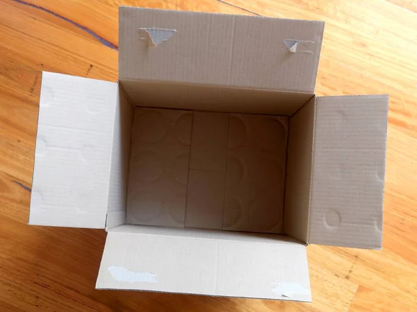 Kartons Isoliert Auf Einem Holzboden — Stockfoto
