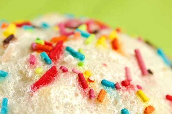 复活节蛋糕的特写用白糖糖霜点缀着彩色糖果在浅绿色的背景上静谧的艺术节日生活 — 图库照片