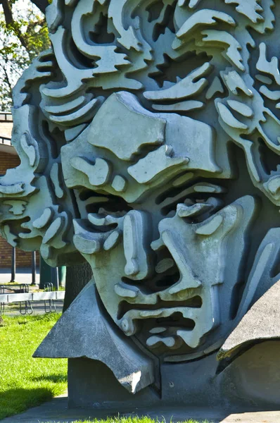 ベートーヴェンの肖像画を示すセメント彫刻 — ストック写真