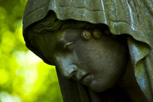 旧的大理石墓碑在波恩旧墓地的细节 — 图库照片
