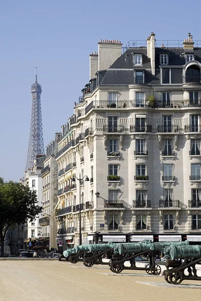 Ágyúk Udvaron Invalides Párizsban Eiffel Torony Háttérben — Stock Fotó