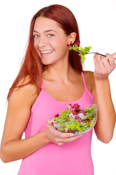 Junge Frau Isst Salat — Stockfoto