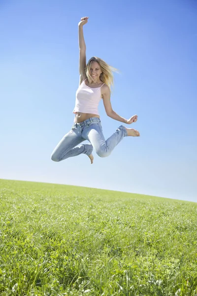 Mujer Joven Primavera Verano Saltar —  Fotos de Stock