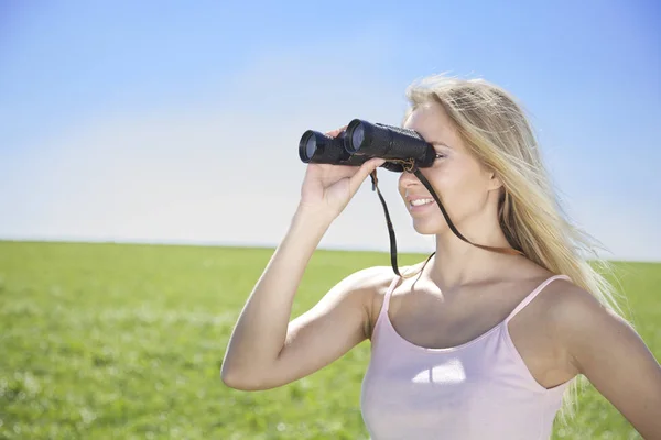 Lkbaharda Yazın Dürbünle Genç Bir Kadın — Stok fotoğraf