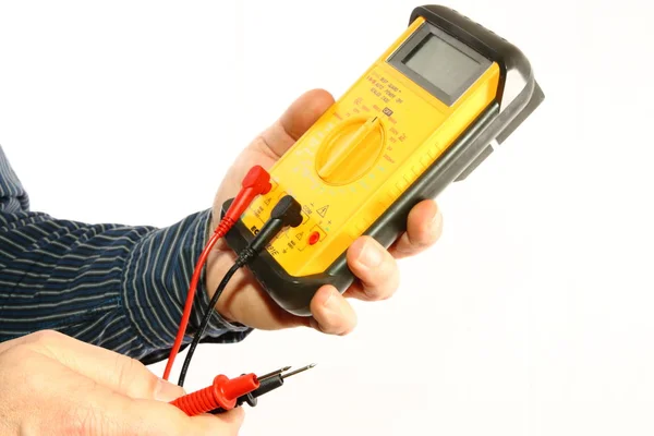 Hand Hält Ein Multimeter Isoliert Auf Weißem Hintergrund — Stockfoto