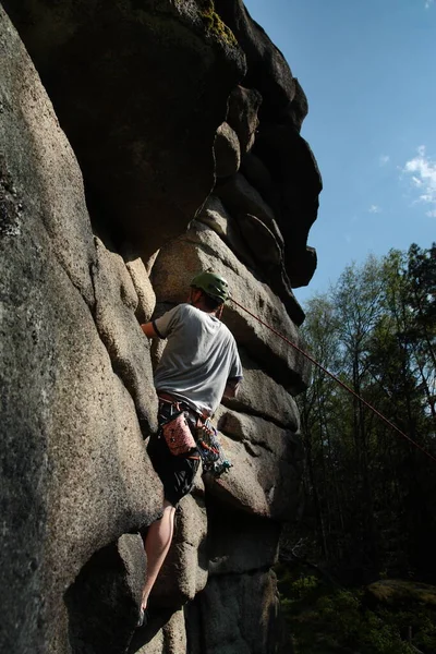 Man Climbing Cliff — Stock Photo, Image