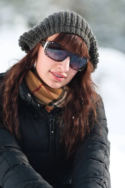 Kışın Diş Teli Takan Genç Güzel Bir Kadın — Stok fotoğraf