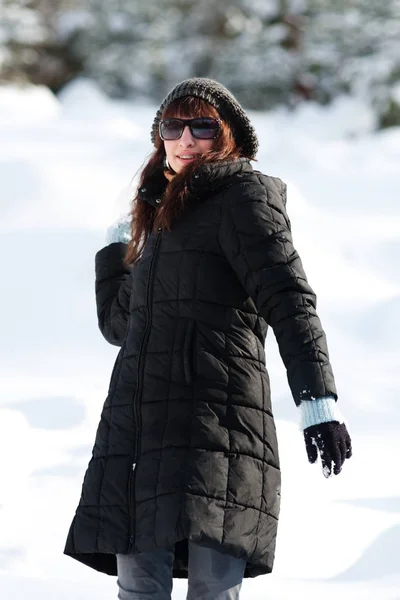 Kış Kıyafetli Genç Güzel Bir Kadın Kartopu Atıyor — Stok fotoğraf