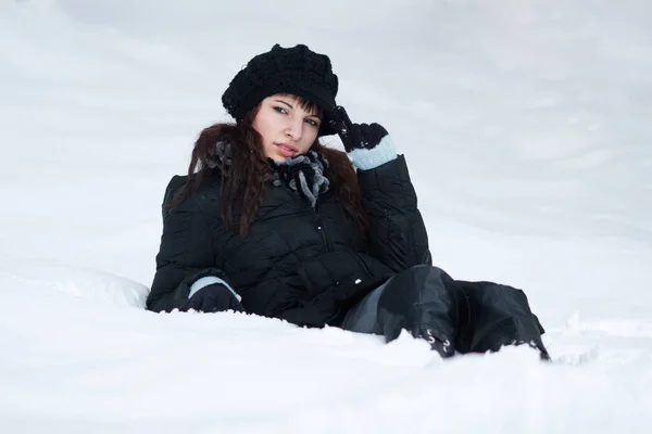 Kışlık Giysileri Olan Genç Güzel Bir Kadın Karda Yatıyor — Stok fotoğraf